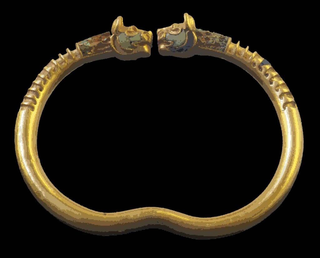 دستبند هخامنشی، نزدیک ۳۵۰ پیش از میلاد - در موزه لوور، پاریس