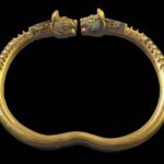 دستبند هخامنشی، نزدیک ۳۵۰ پیش از میلاد - در موزه لوور، پاریس